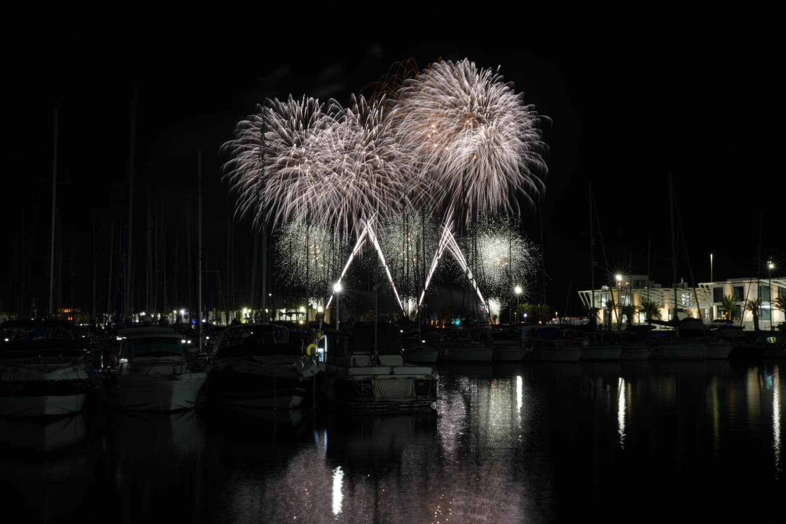 Hermanos Sirvent culmina el concurso de fuegos artificiales de Alicante