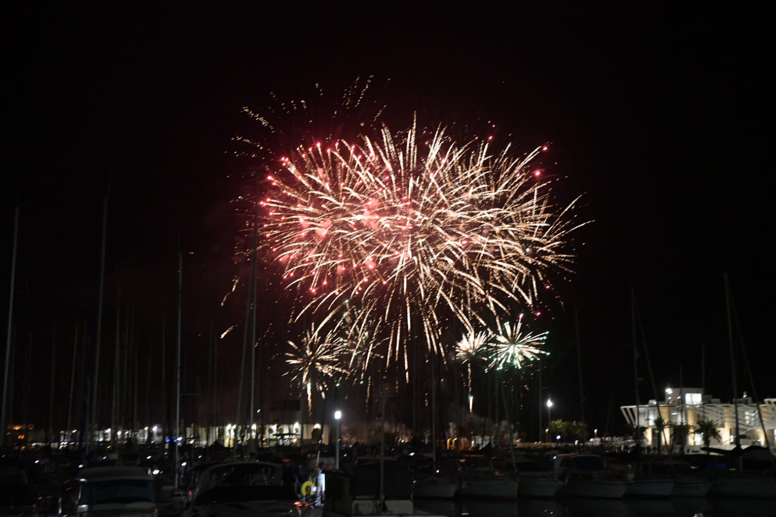 Hermanos Sirvent culmina el concurso de fuegos artificiales de Alicante