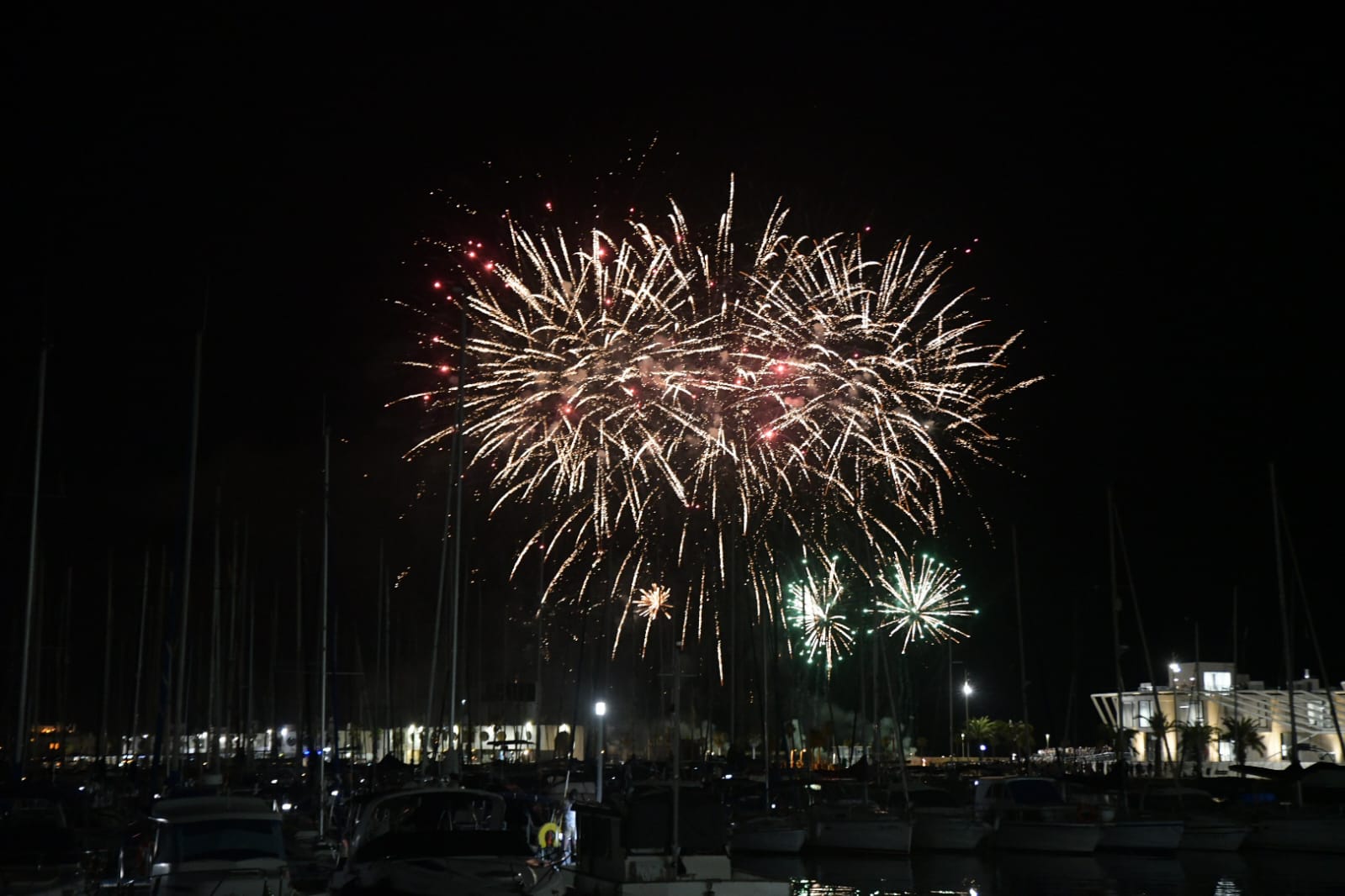 Hermanos Sirvent culmina el concurso de fuegos artificiales de Alicante