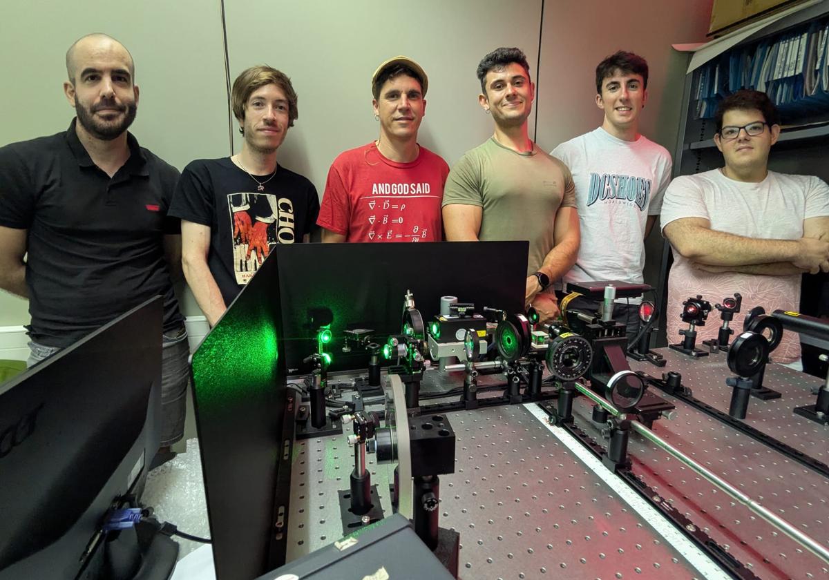 De izquierda a derecha de la imagen, los investigadores Jaume Colomina, Roberto Fernández, Sergi Gallego, Juan Carlos Bravo, Joan Sirvent y José Reyna.