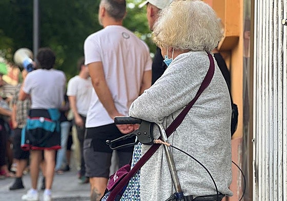 Vicenta en un desahucio en Carolinas apoyada en su andador.