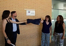 La rectora descubre una placa con el distintivo que acredita a la UA como espacio libre de LGTBIQ+ fobia.