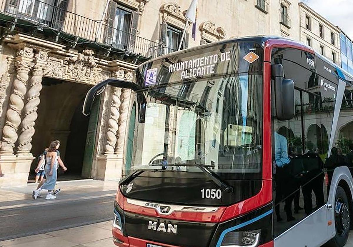 Un autobús en la plaza del Ayuntamiento de Alicante.