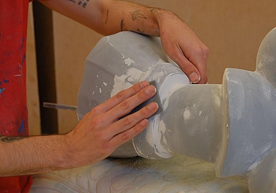 Proceso de lijado de un ninot.