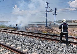 Los bomberos sofocando el fuego.
