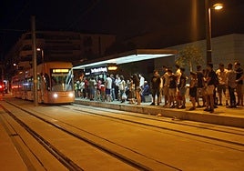 Tramnochador en la estación de San Vicente.