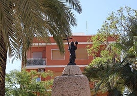 Estatua de Santa María Magdalena en su pedestal.