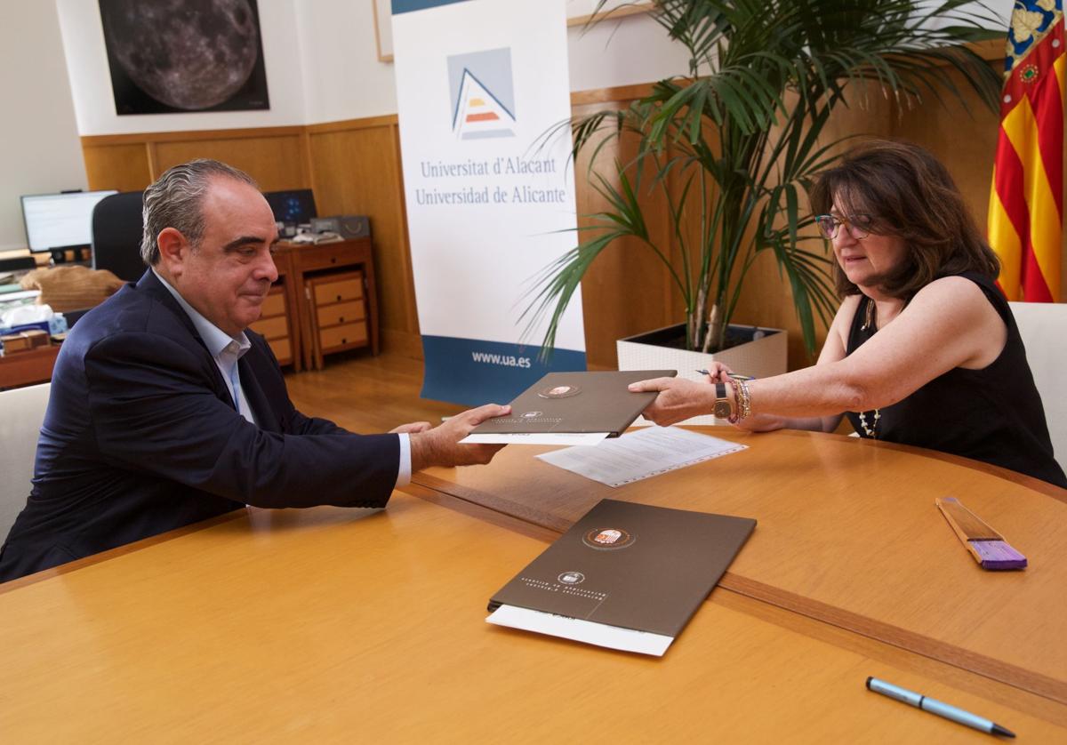 Los representantes se pasan el documento