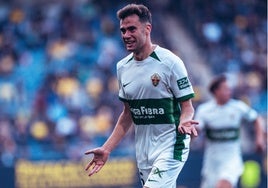 Álvaro Núñez celebra un gol con el Elche.