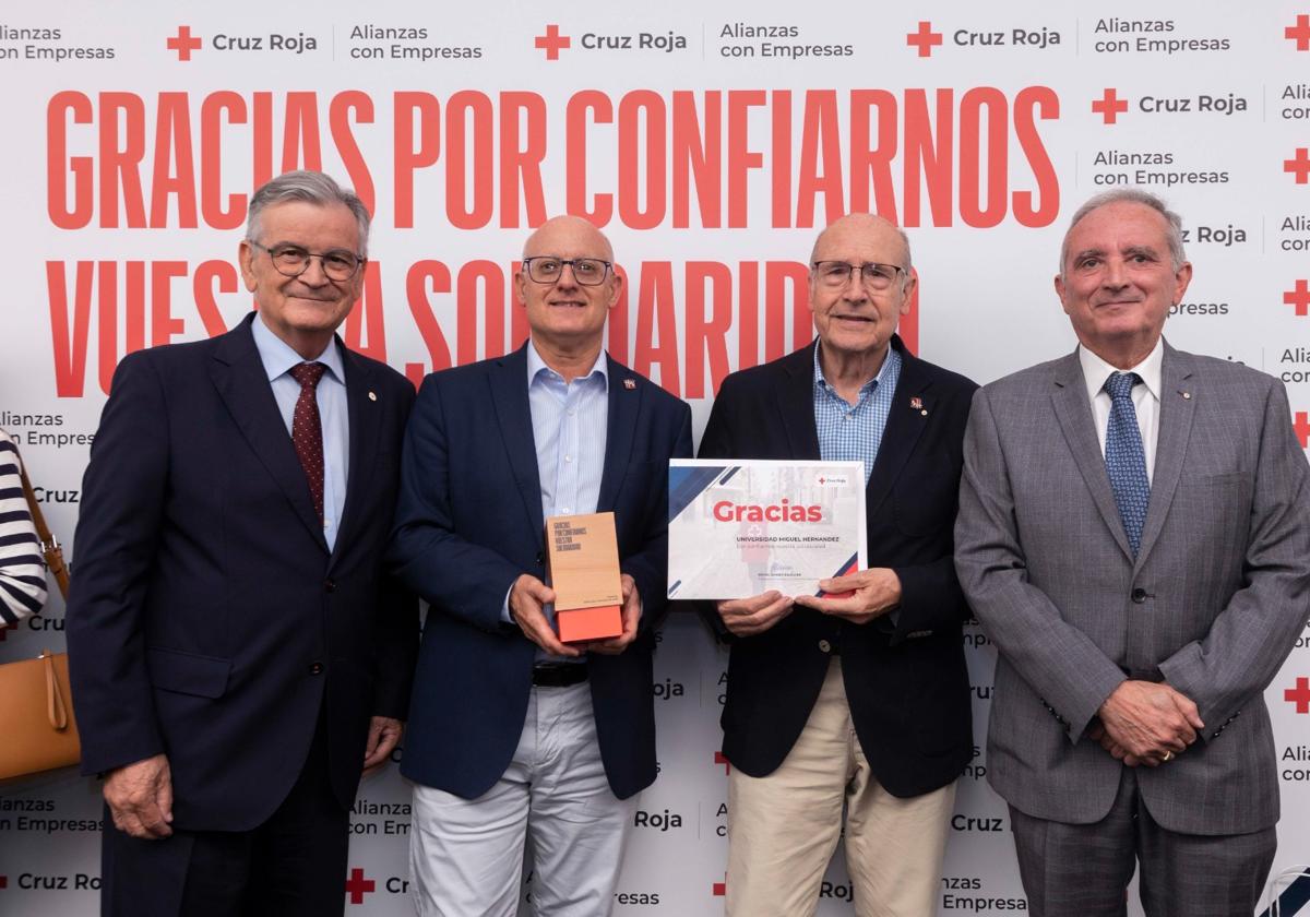 Representatives of UMH and Red Cross pose with the recognition at the CEV headquarters.