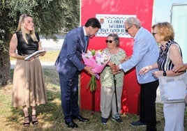 El alcalde presenta la placa a la hermana del 'Cura Cantó' y familia.