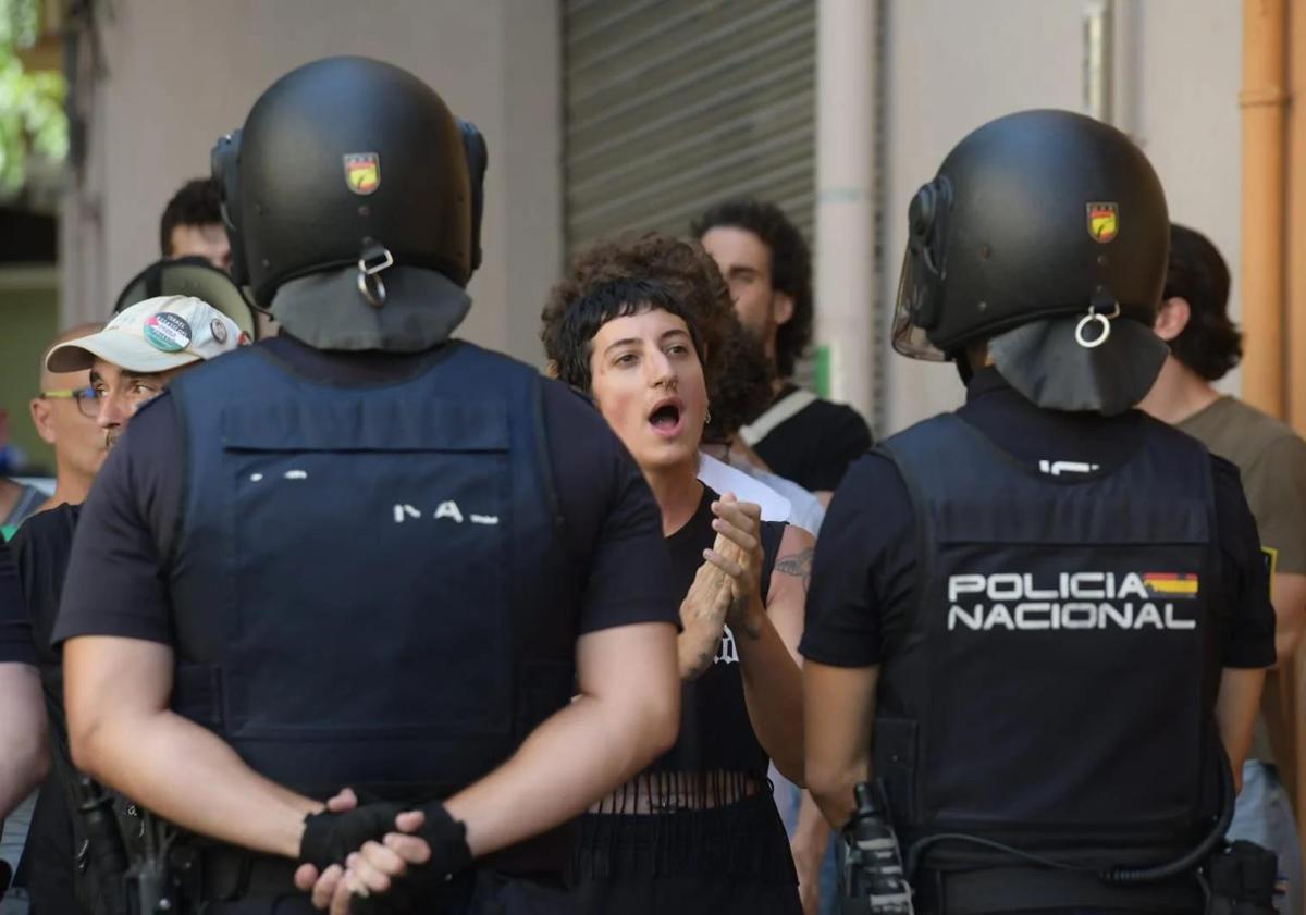 Imagen principal - 1 y 2. Momentos de tensión en el desahucio. 3. La hija de Olga abandona la vivienda.