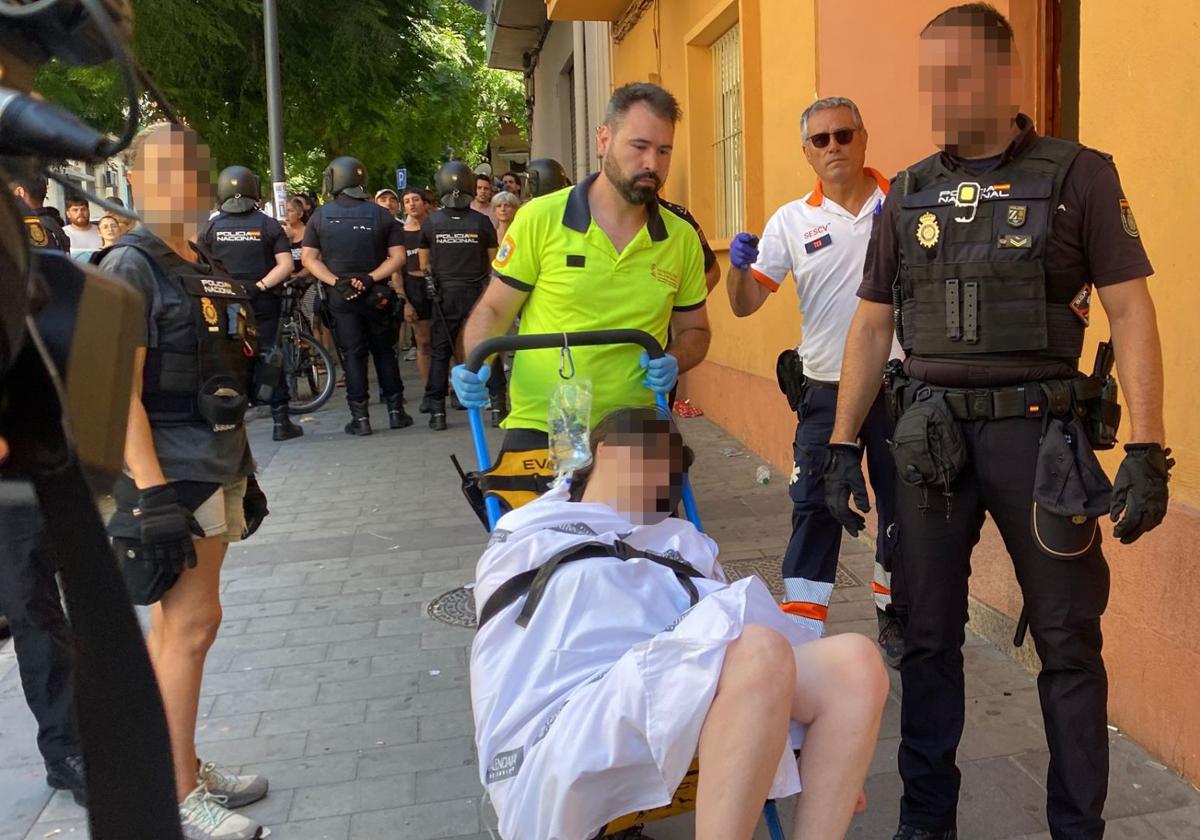 Imagen principal - Los médicos salvan a la mujer que intentó quitarse la vida tras ser desahuciada de su vivienda en Alicante