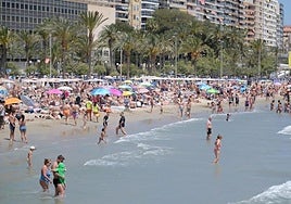 La playa de El Postiguet a rebosar.