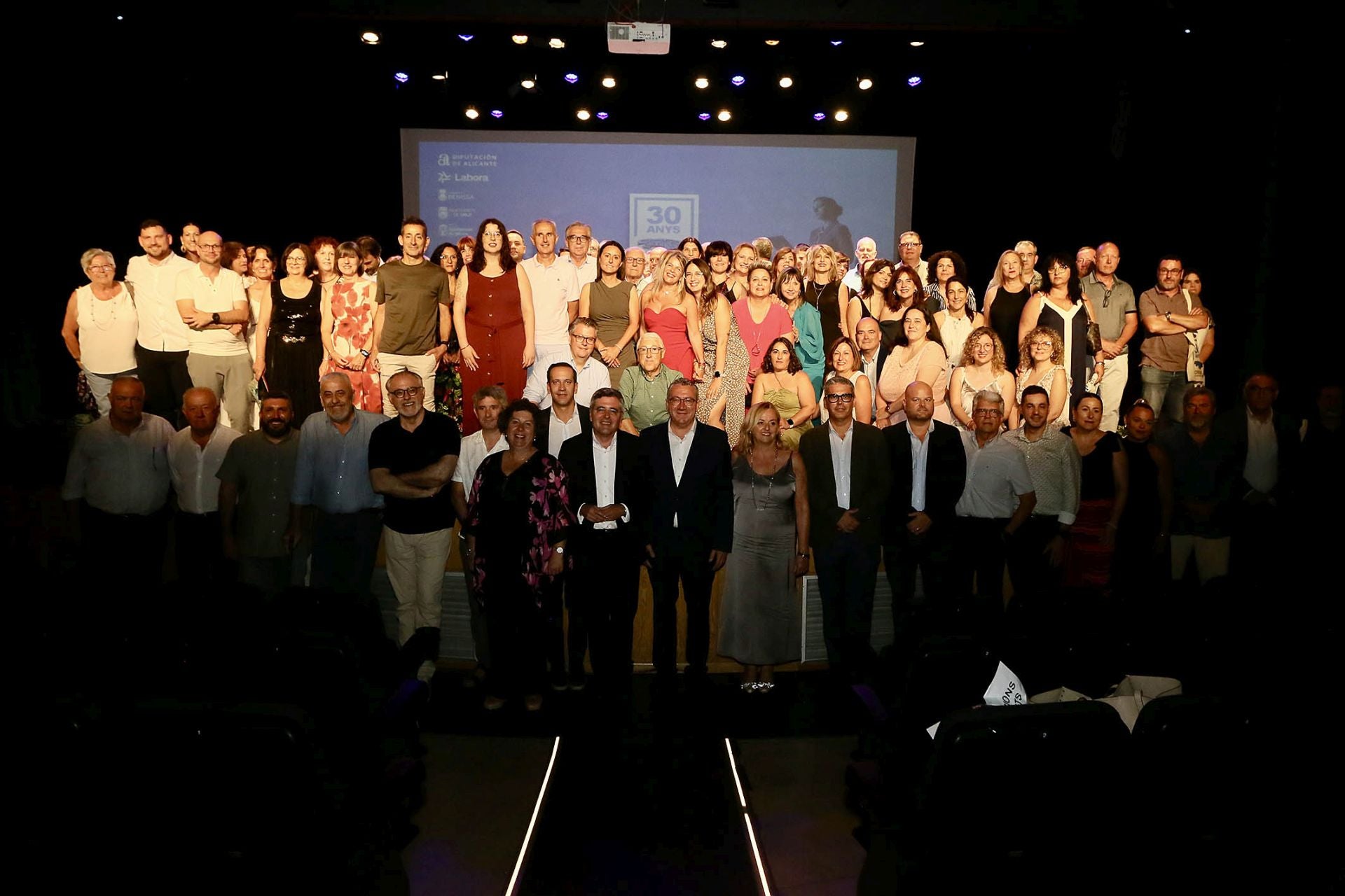 Toni Pérez junto a la alcalesa de Calp, Ana Sala, la gerente de Creama, Rosario Donderis, diputados, alcaldes y personal del consorcio.