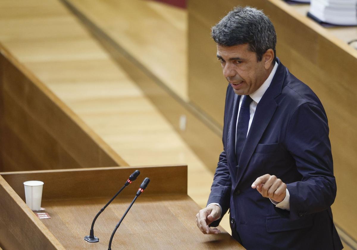 Carlos Mazón interviene durante la sesión de control en Les Corts Valencianes.