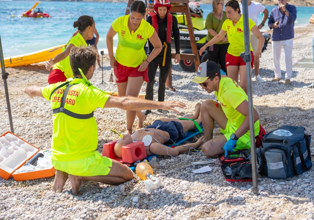 Imagen del simulacro realizado en la playa del Racó de l'Albir