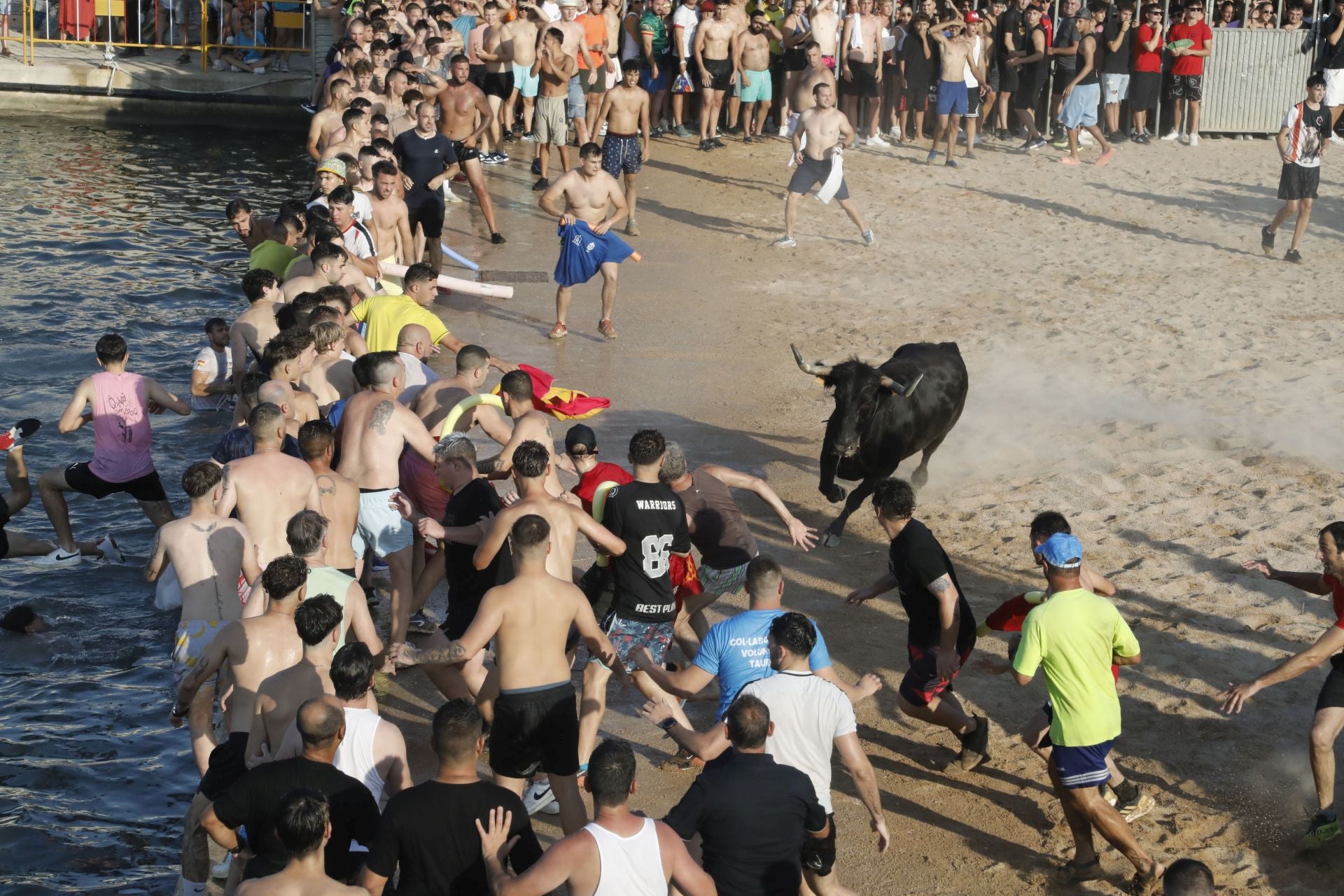 Así ha sido la entrada y primera sesión de &#039;bous a la mar&#039; en Dénia