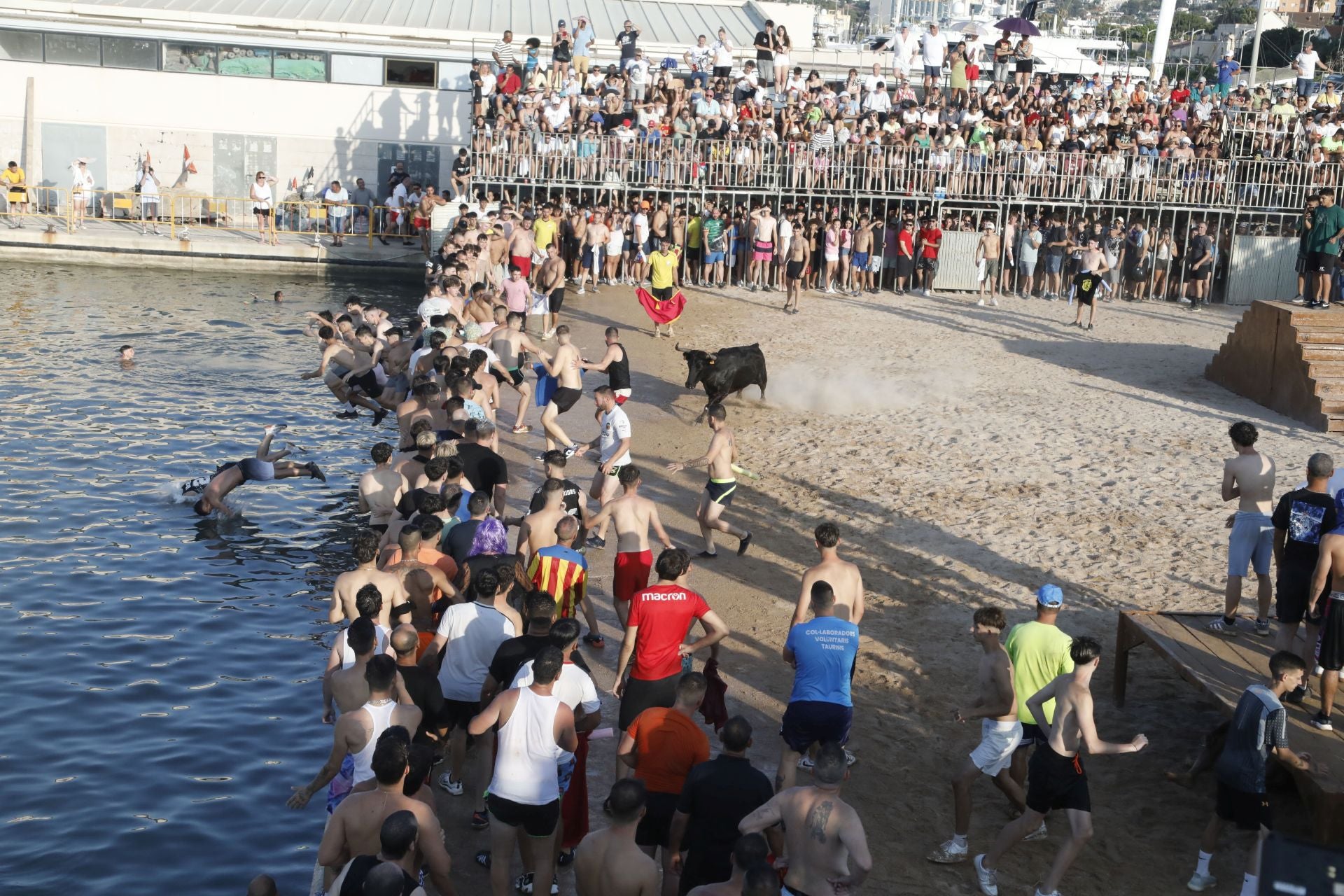 Así ha sido la entrada y primera sesión de &#039;bous a la mar&#039; en Dénia