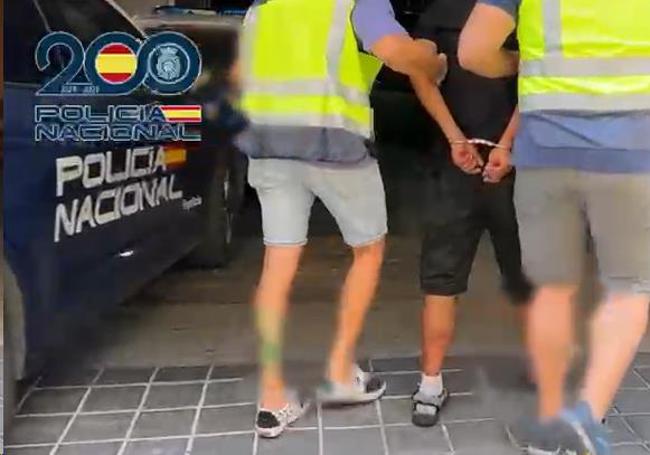 El presunto ladrón, detenido.