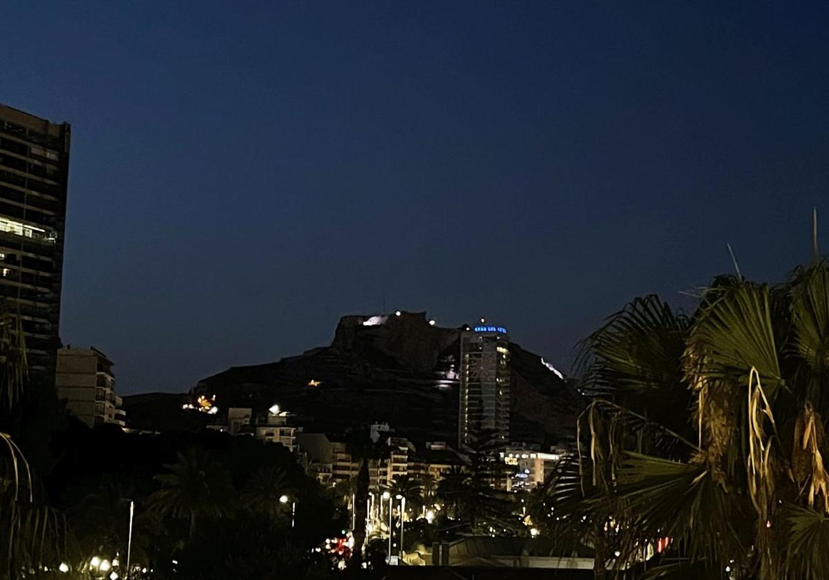 El castillo de Santa Bárbara sin luz en la noche del viernes.