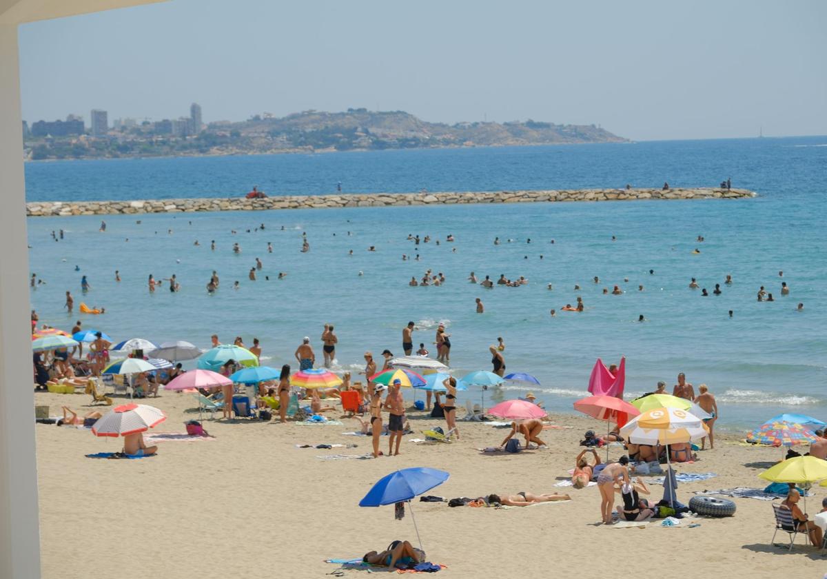 Playa de El Postiguet este sábado.