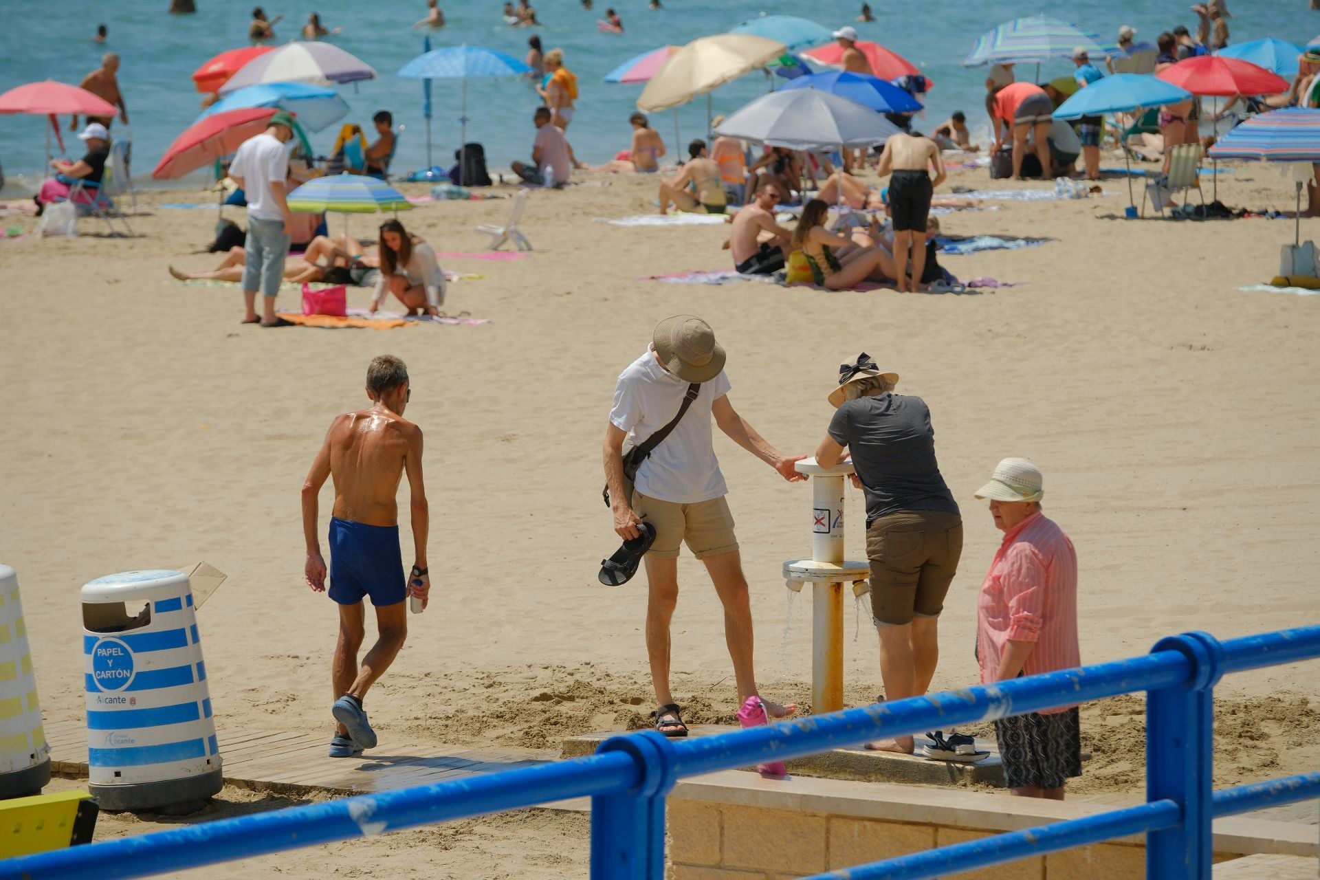 Un sábado al rojo vivo en Alicante entre playas repletas y sombras disputadas