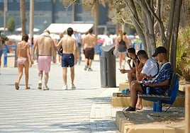 Un sábado al rojo vivo en Alicante entre playas repletas y sombras disputadas