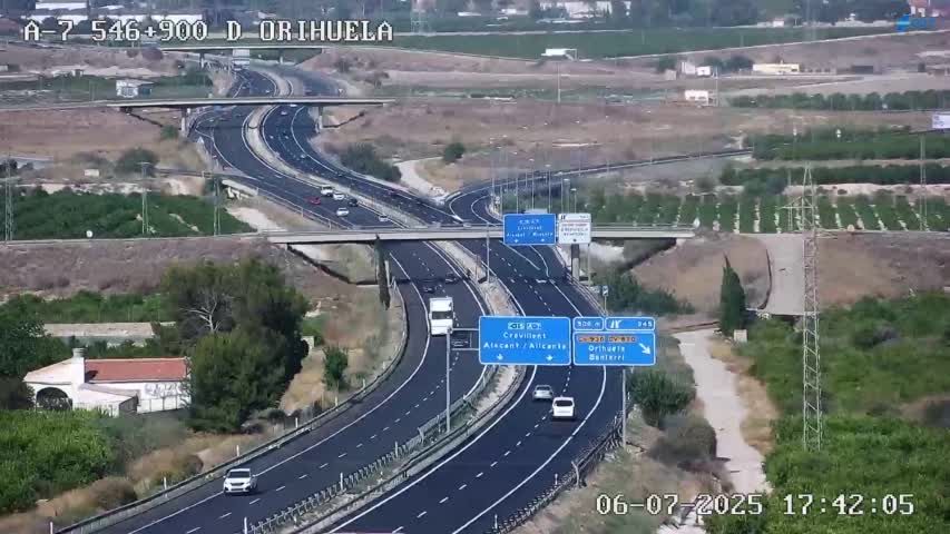 Seven injured, two of them minors, in a multiple accident on the A-7 between Albatera and Elche