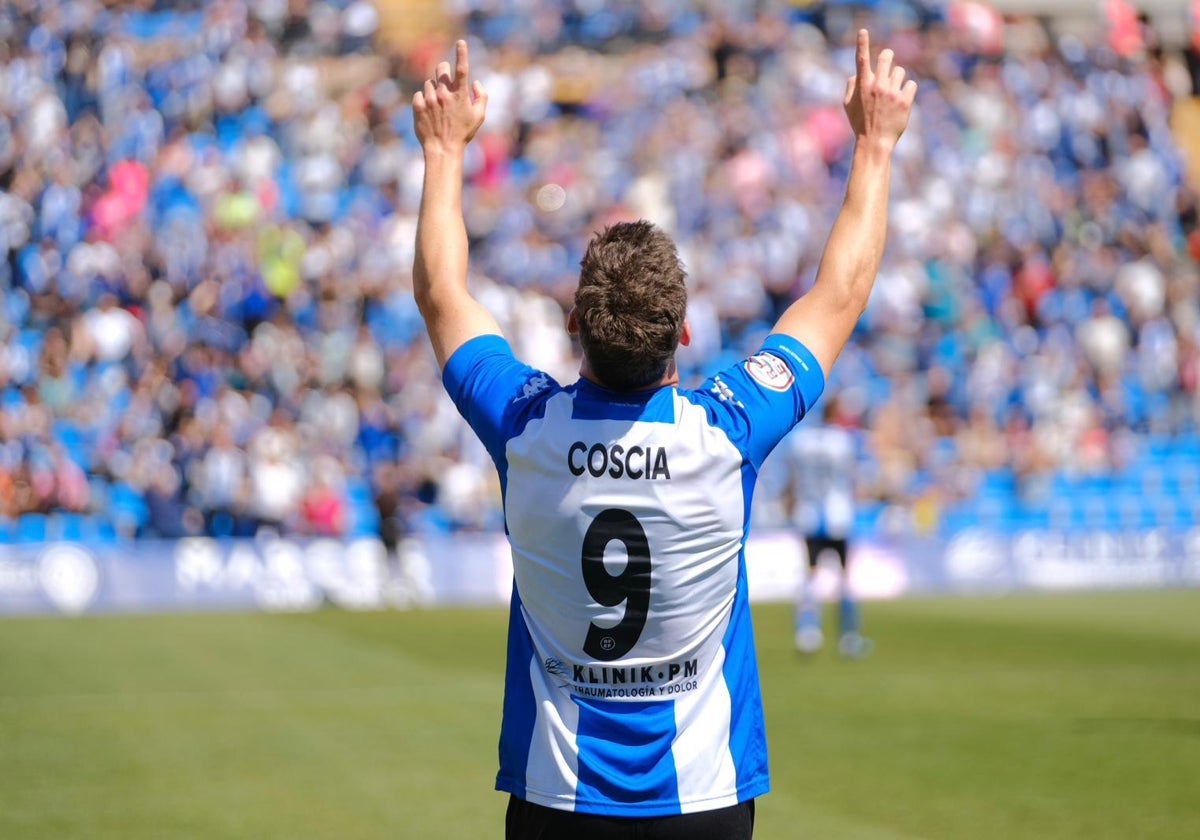 Agustín Coscia celebrates a goal at Rico Pérez.