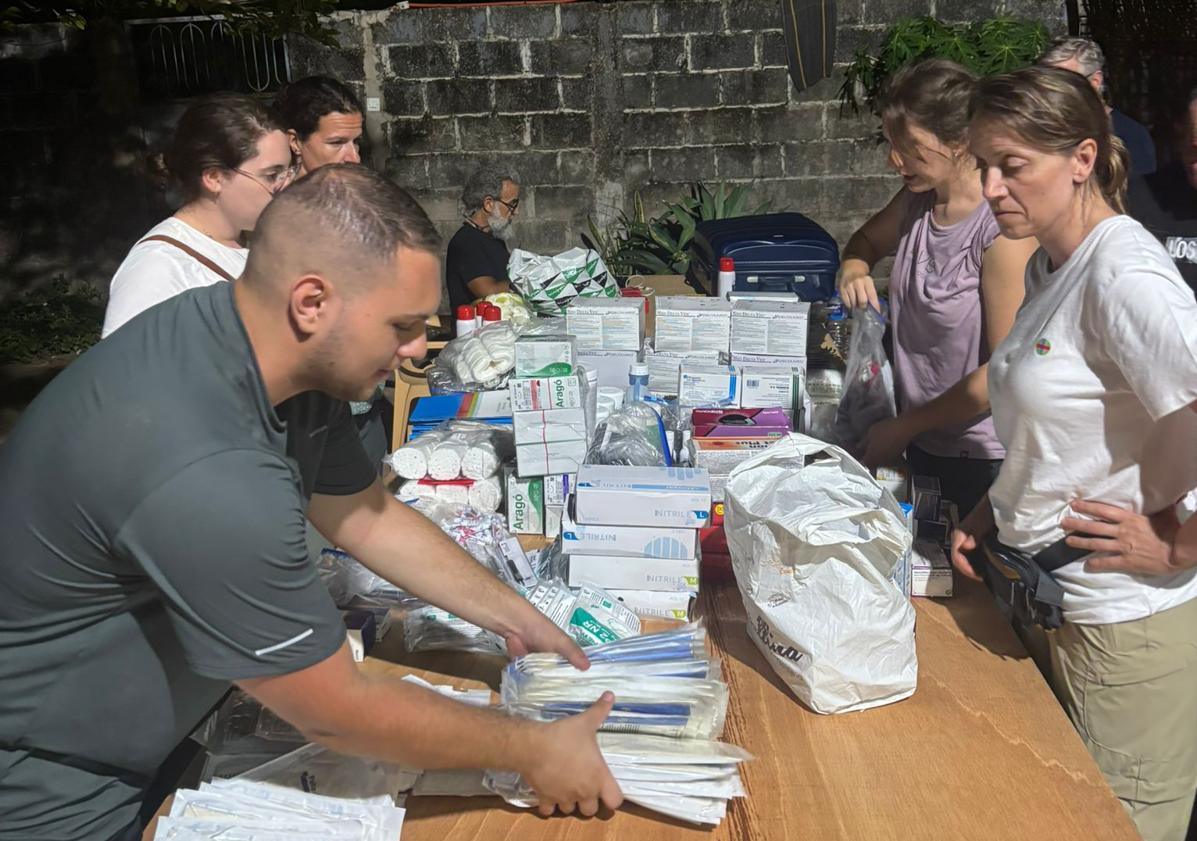 Imagen principal - The CEU team comprised 15 volunteer members.
