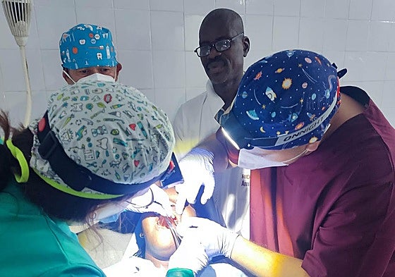 Los alumnos de Odontología atendiendo a miembros de la comunidad.