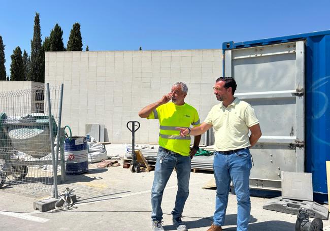 El edil Claudio Guilabert visitando las obras