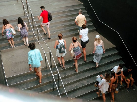 Gente paseando en Alicante