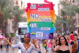 Pancarta en el pasado desfile del Orgullo LGTBIQ+.