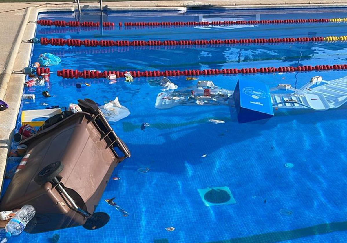 Estado en el que ha quedado la piscina tras los actos vandálicos.