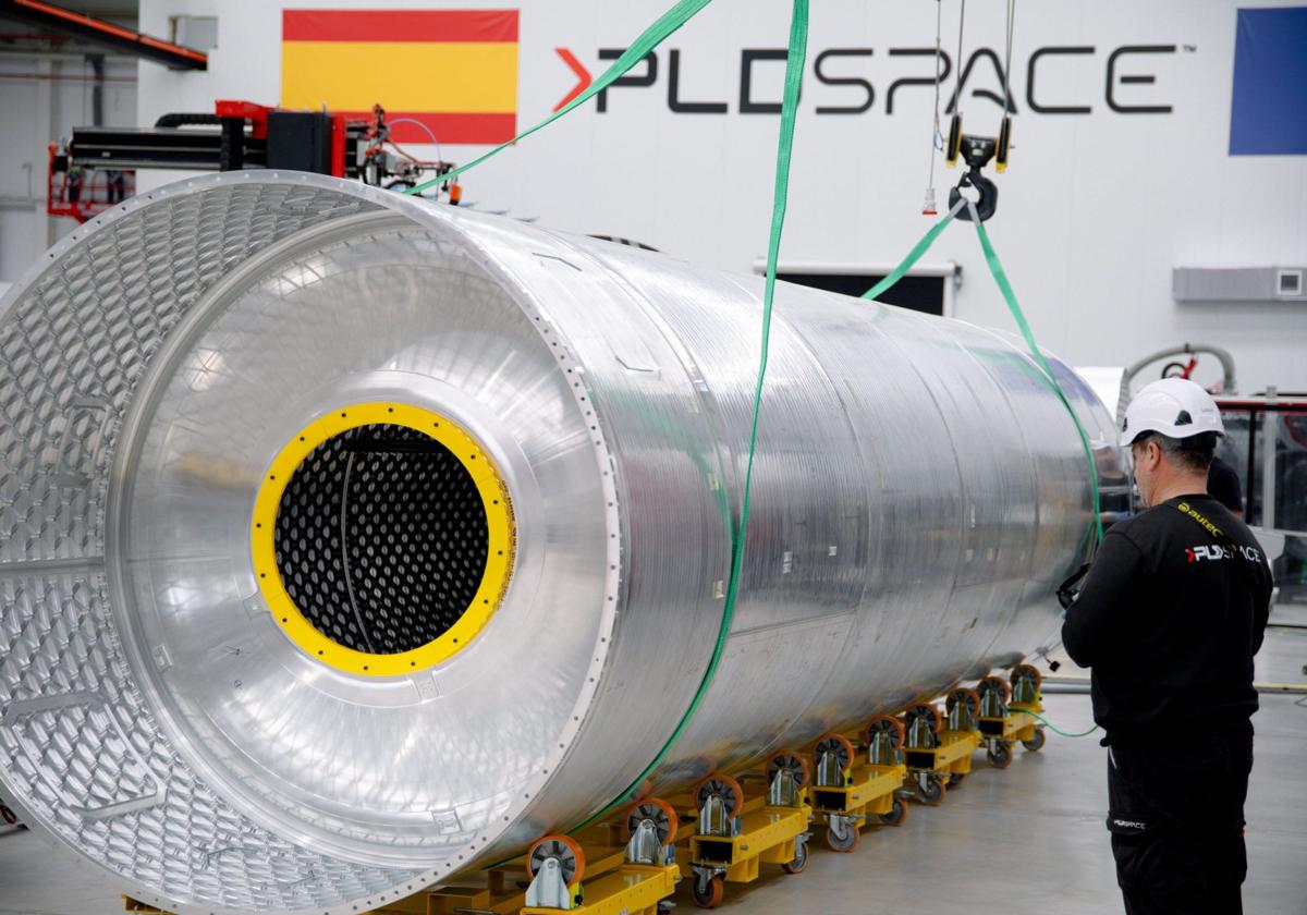 Un empleado de PLD Space supervisa una de las partes del Miura 5.