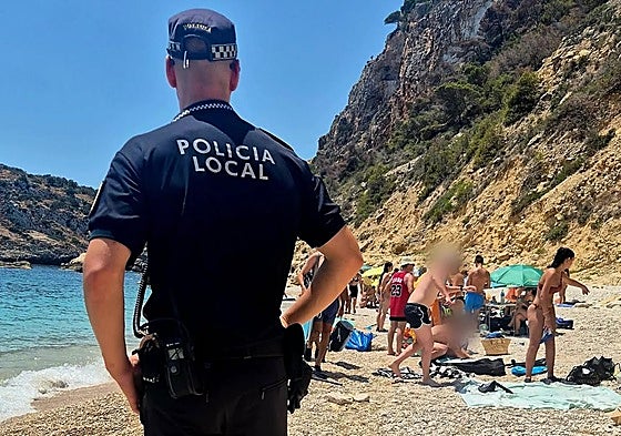 Los bañistas en el momento de ser desalojados.