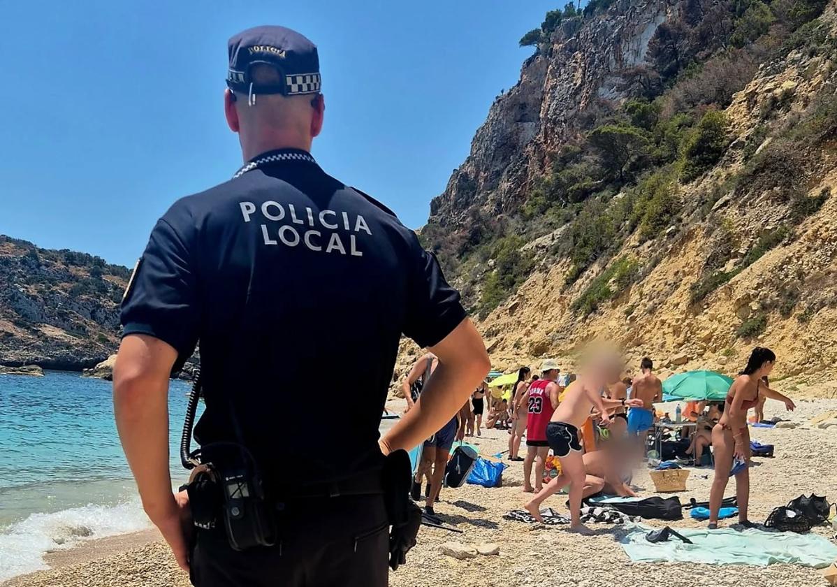 Imagen principal - Desalojan a un centenar de personas en una cala de Xàbia por riesgo de desprendimiento