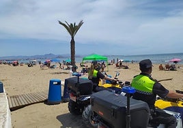 Patrulla de Policía Local de Alicante, en la playa de San Juan.