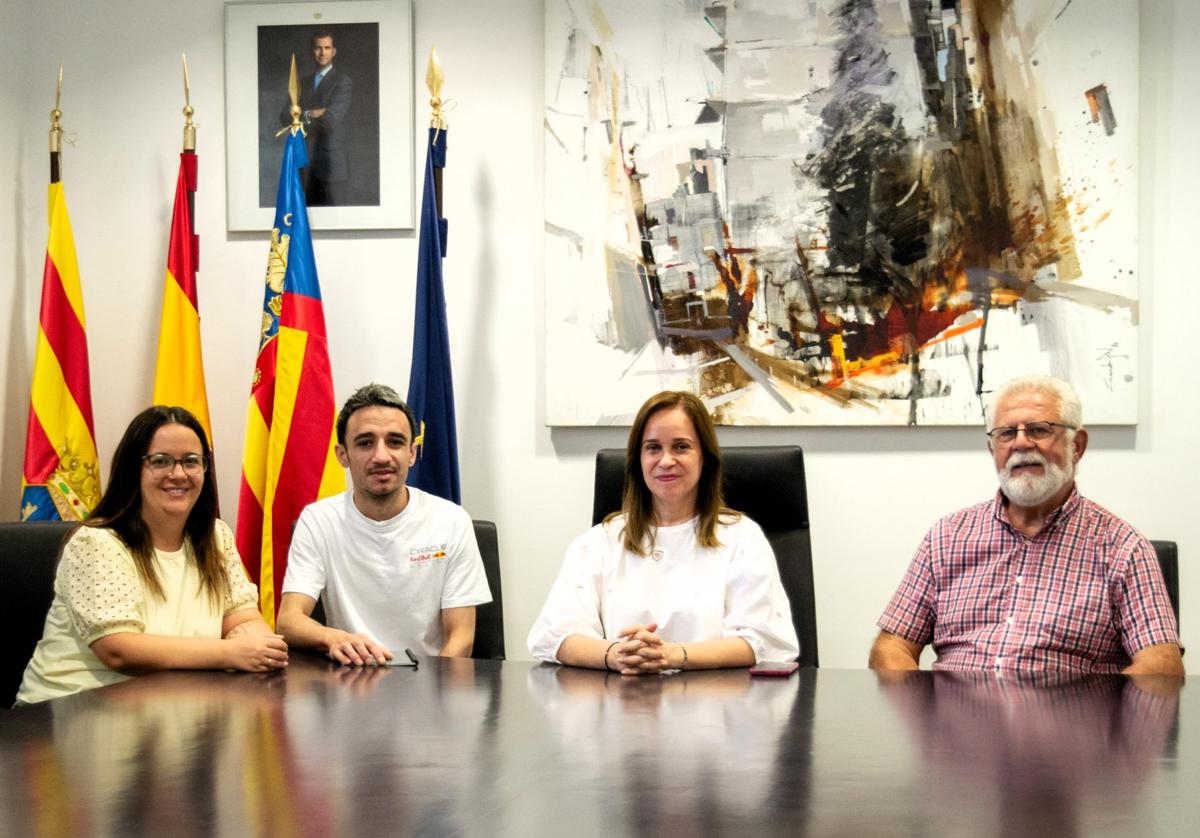 La alcaldesa de Xixona, Isabel López Galera, ha destacado el valor de contar con talento local para dar imagen a la feria.