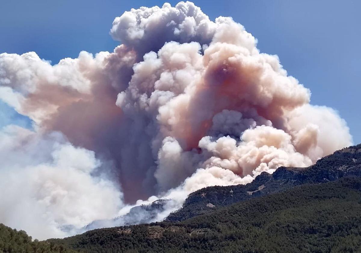The Paüls forest fire now affects an area of over 2300 hectares