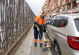 Un trabajador de la limpieza en Alicante.