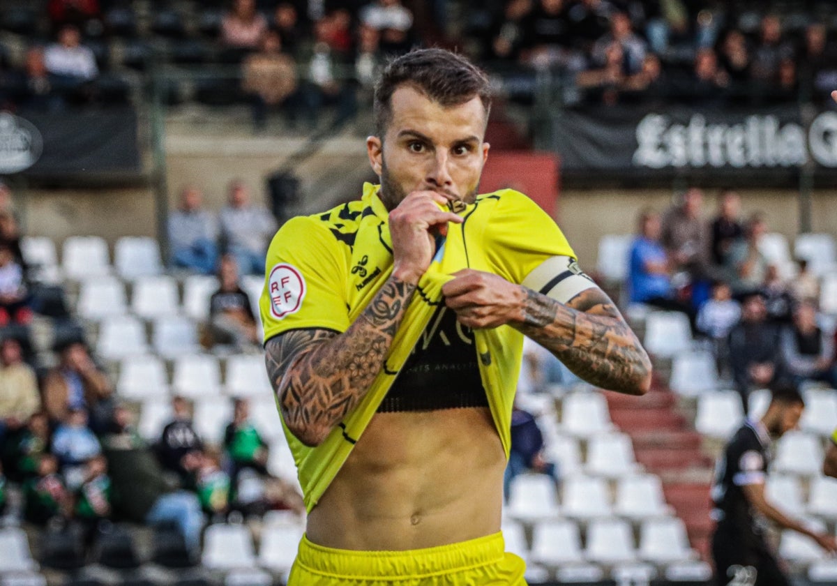 Pol Roigé kisses the Intercity badge after scoring a goal.