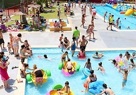 Personas bañándose en una piscina