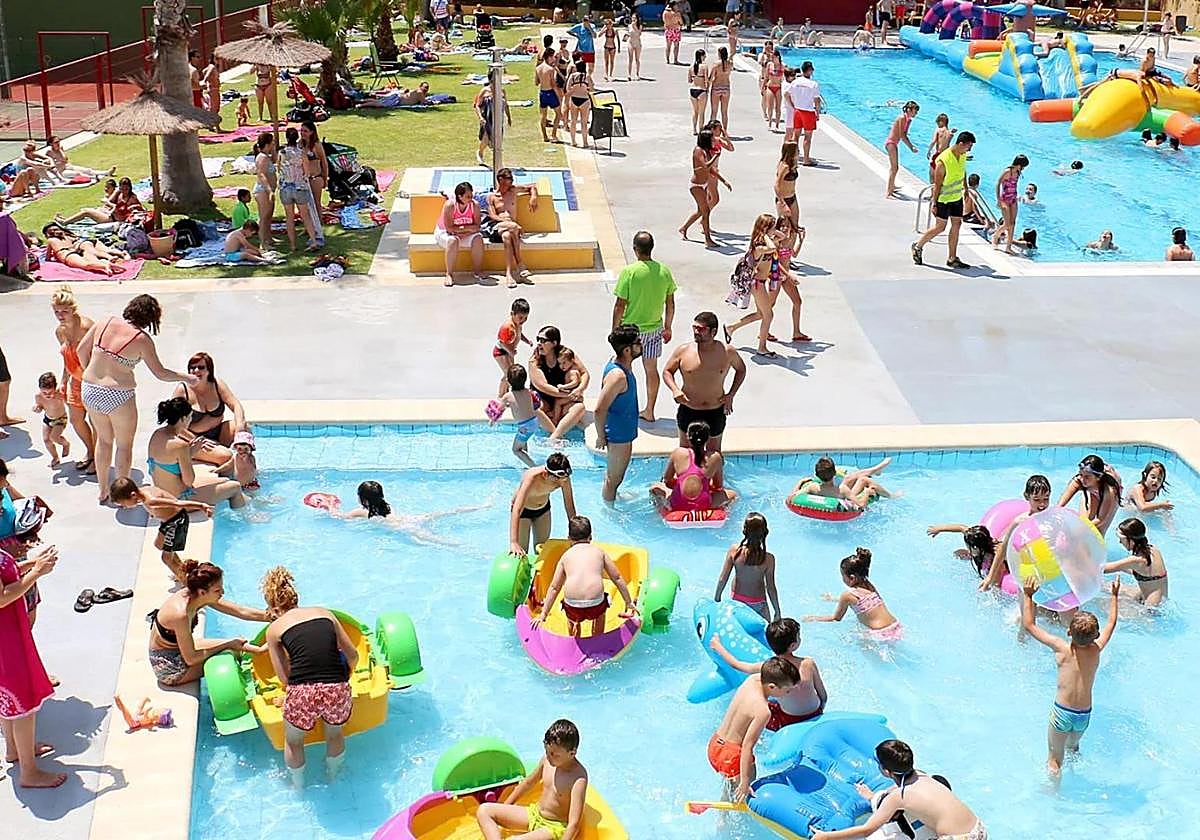 Personas bañándose en una piscina