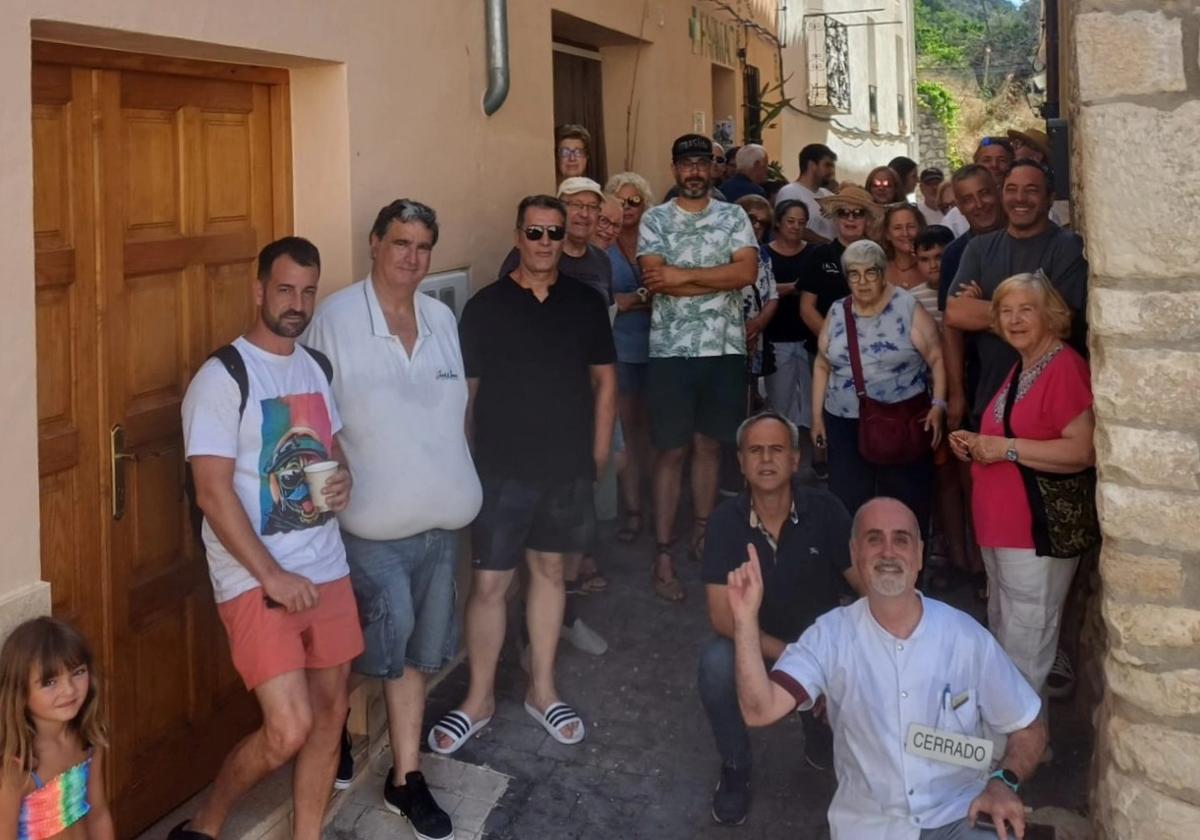 The community of Benimassot stands in solidarity with their pharmacist.