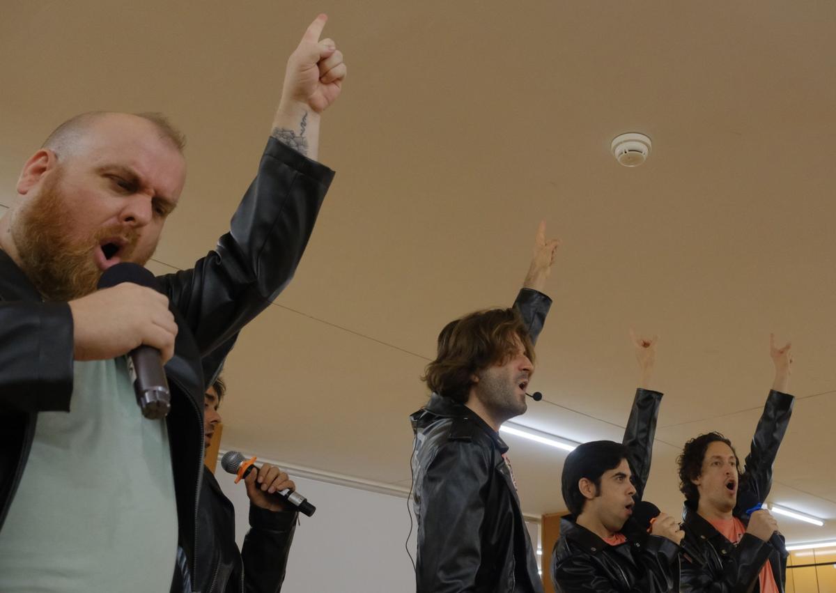 Imagen secundaria 1 - Rehearsal of the musical 'Grease' by the UA Choir.