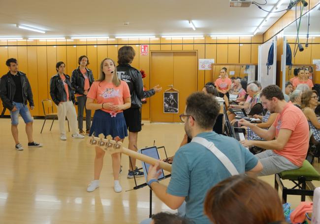 Rehearsal of the musical 'Grease' by the UA Choir.