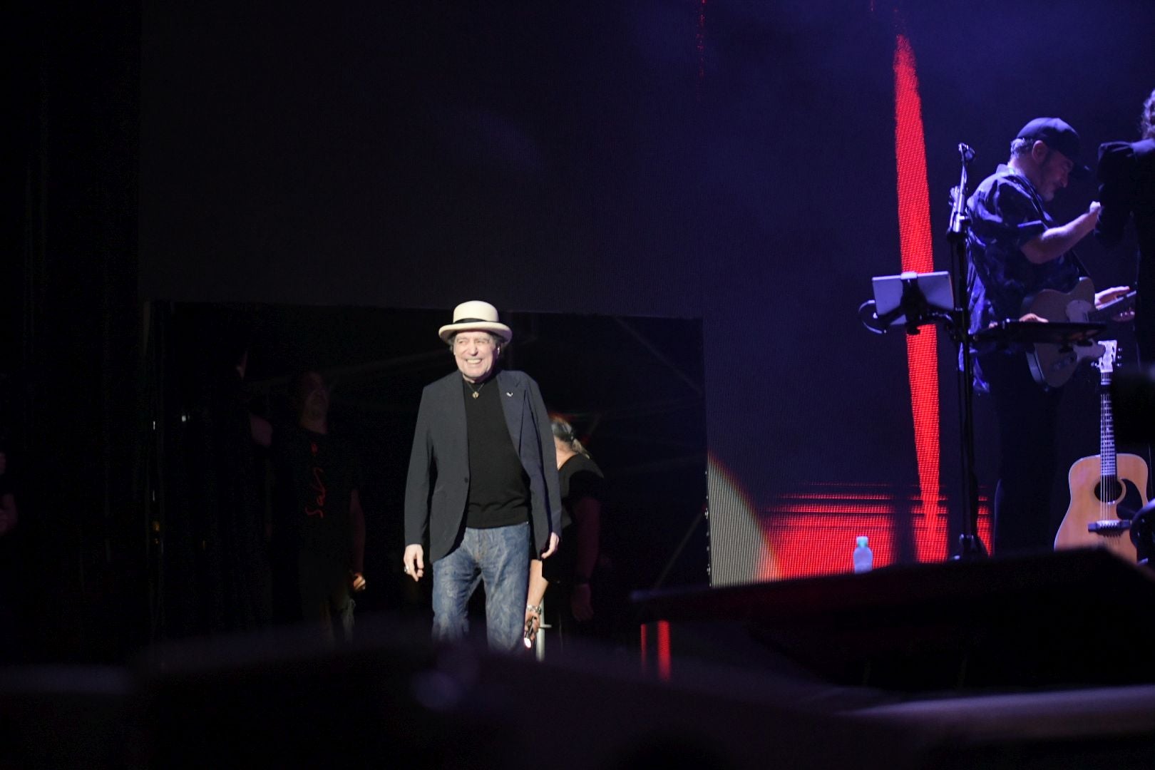 Joaquín Sabina emociona en su primer concierto de despedida en Alicante